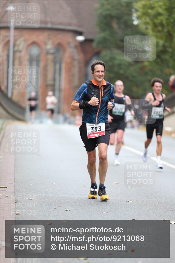 05.10.2025 - 20. swb-Marathon Bremen Michael Strokosch http://msf.ph/oto/9213068 05.10.2025 12:25:15 Laufen 383, 00117 meine-sportfotos.de