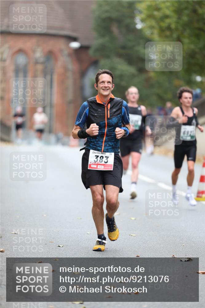05.10.2025 - 20. swb-Marathon Bremen Michael Strokosch http://msf.ph/oto/9213076 05.10.2025 12:25:16 Laufen 383, 00117 meine-sportfotos.de