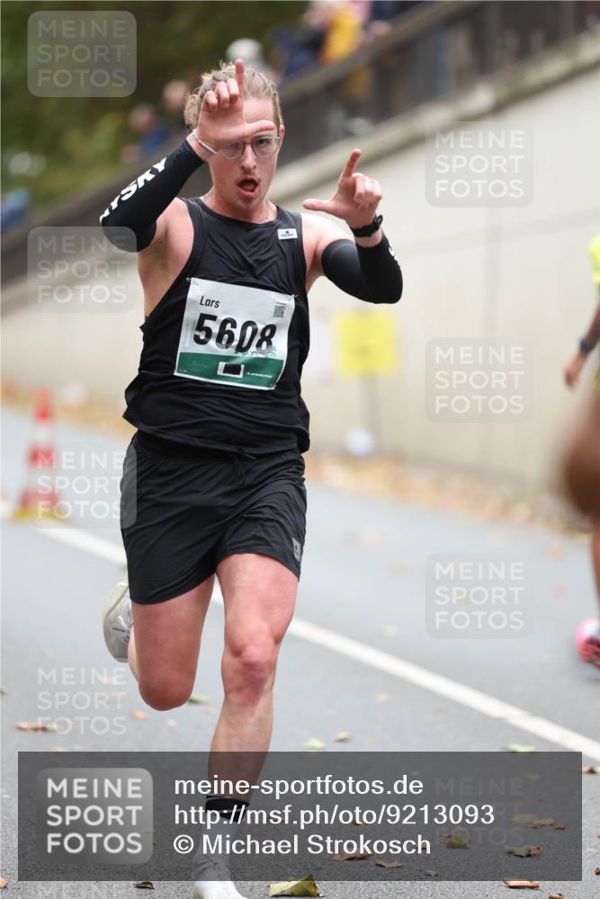 05.10.2025 - 20. swb-Marathon Bremen Michael Strokosch http://msf.ph/oto/9213093 05.10.2025 12:25:20 Laufen 5608 meine-sportfotos.de