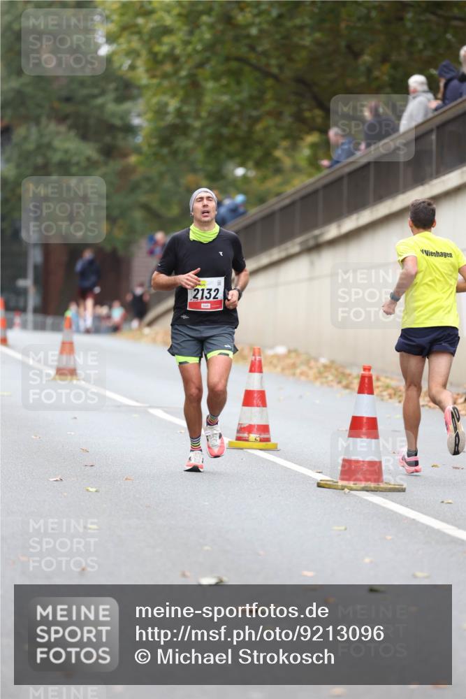 05.10.2025 - 20. swb-Marathon Bremen Michael Strokosch http://msf.ph/oto/9213096 05.10.2025 12:25:22 Laufen 2132 meine-sportfotos.de