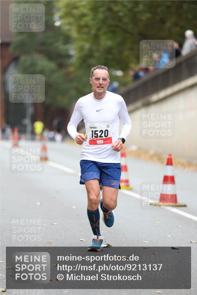 05.10.2025 - 20. swb-Marathon Bremen Michael Strokosch http://msf.ph/oto/9213137 05.10.2025 12:25:46 Laufen 1520 meine-sportfotos.de
