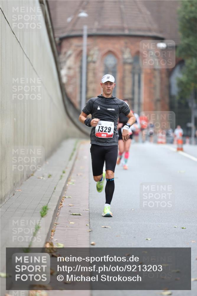 05.10.2025 - 20. swb-Marathon Bremen Michael Strokosch http://msf.ph/oto/9213203 05.10.2025 12:26:05 Laufen 1329 meine-sportfotos.de