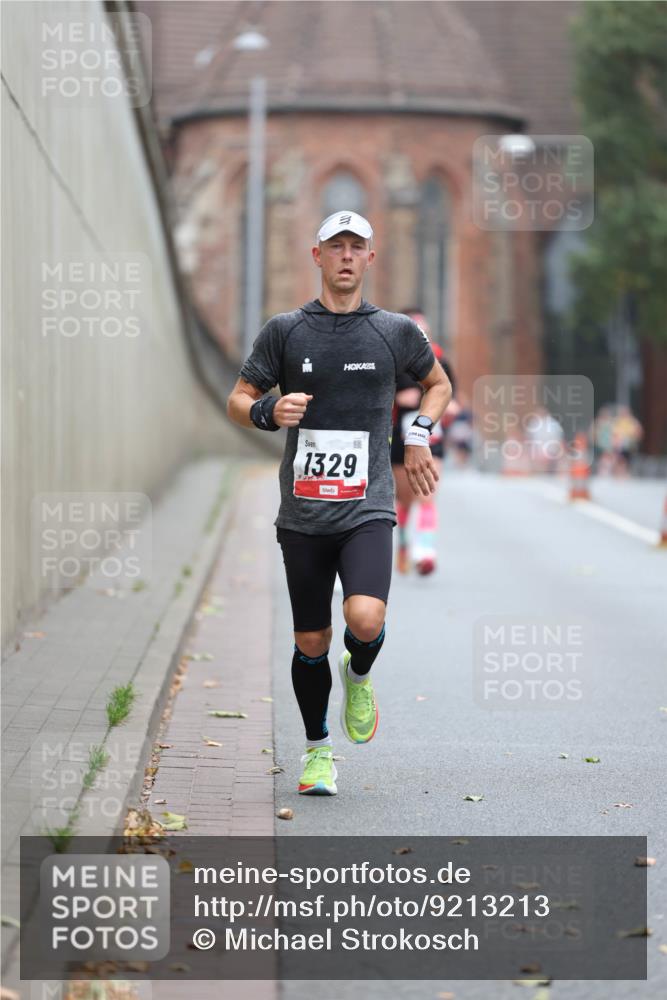 05.10.2025 - 20. swb-Marathon Bremen Michael Strokosch http://msf.ph/oto/9213213 05.10.2025 12:26:07 Laufen 1329 meine-sportfotos.de