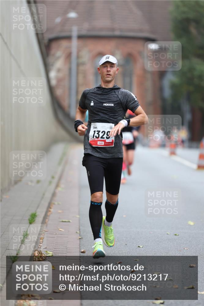 05.10.2025 - 20. swb-Marathon Bremen Michael Strokosch http://msf.ph/oto/9213217 05.10.2025 12:26:07 Laufen 1329, 01365 meine-sportfotos.de