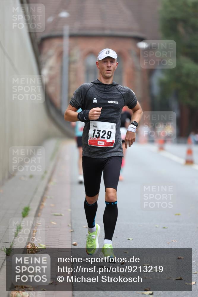 05.10.2025 - 20. swb-Marathon Bremen Michael Strokosch http://msf.ph/oto/9213219 05.10.2025 12:26:07 Laufen 1329 meine-sportfotos.de