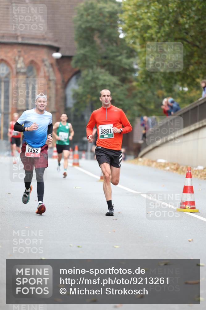 05.10.2025 - 20. swb-Marathon Bremen Michael Strokosch http://msf.ph/oto/9213261 05.10.2025 12:26:23 Laufen 1352, 3891 meine-sportfotos.de
