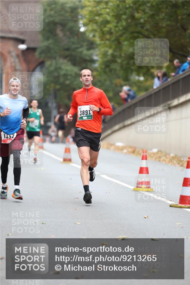 05.10.2025 - 20. swb-Marathon Bremen Michael Strokosch http://msf.ph/oto/9213265 05.10.2025 12:26:23 Laufen 1352, 3891 meine-sportfotos.de