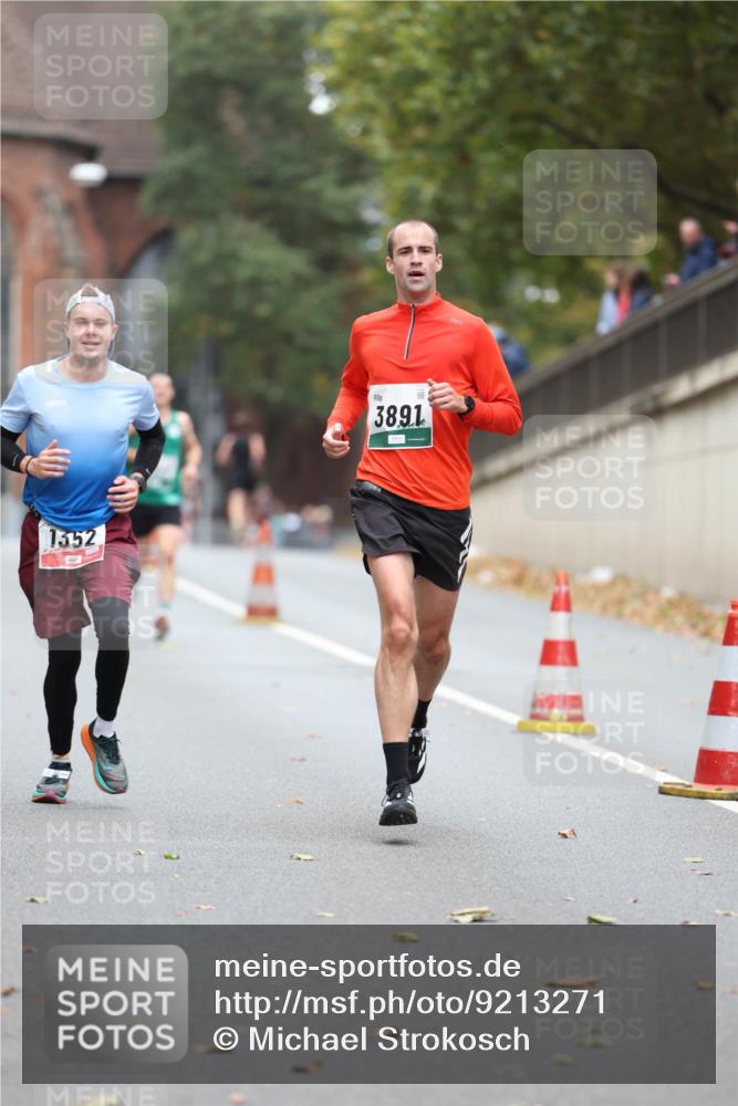 05.10.2025 - 20. swb-Marathon Bremen Michael Strokosch http://msf.ph/oto/9213271 05.10.2025 12:26:24 Laufen 1352, 3891 meine-sportfotos.de
