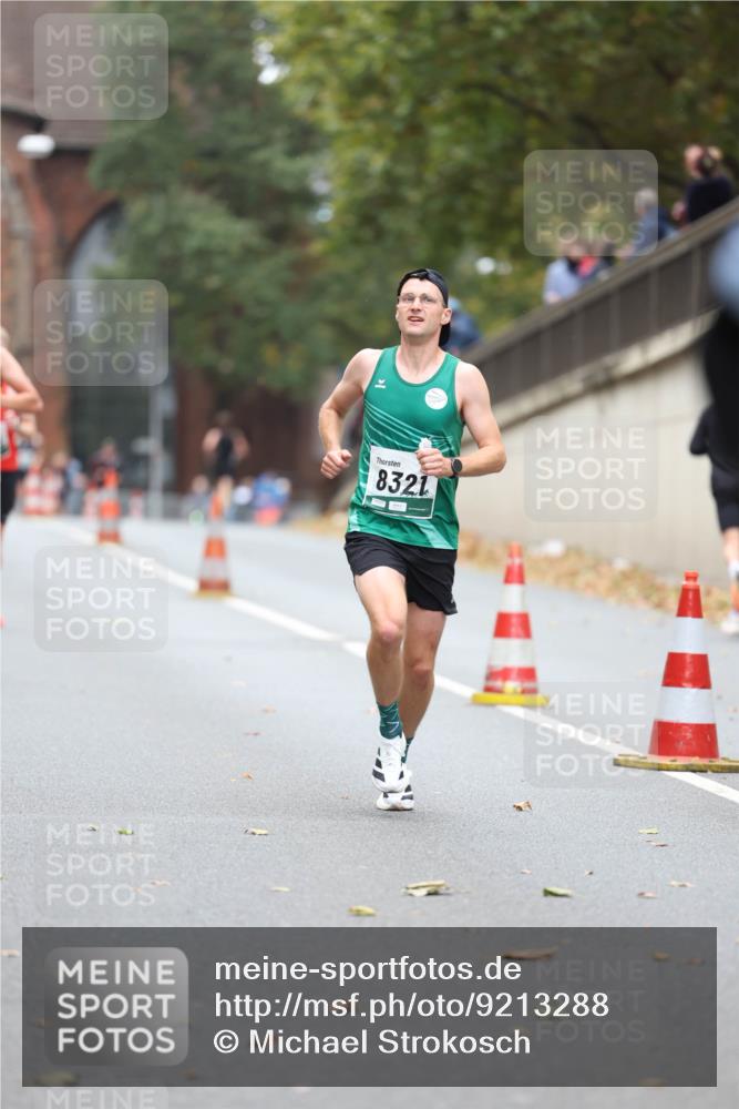 05.10.2025 - 20. swb-Marathon Bremen Michael Strokosch http://msf.ph/oto/9213288 05.10.2025 12:26:28 Laufen 8321 meine-sportfotos.de