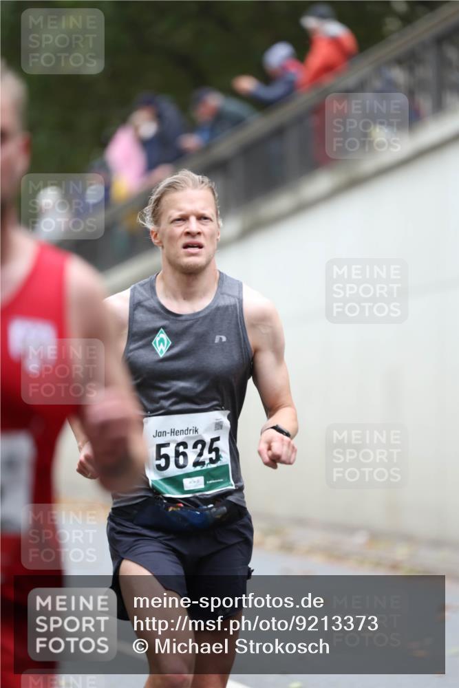 05.10.2025 - 20. swb-Marathon Bremen Michael Strokosch http://msf.ph/oto/9213373 05.10.2025 12:26:51 Laufen 5625 meine-sportfotos.de