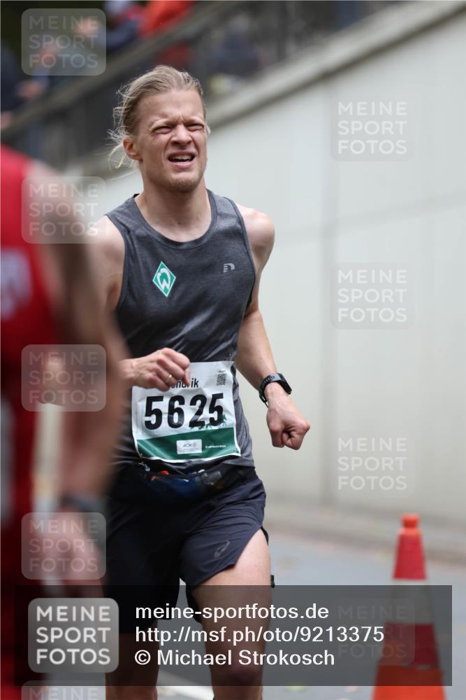 05.10.2025 - 20. swb-Marathon Bremen Michael Strokosch http://msf.ph/oto/9213375 05.10.2025 12:26:51 Laufen 5625 meine-sportfotos.de