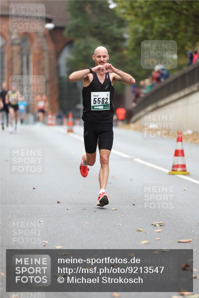 05.10.2025 - 20. swb-Marathon Bremen Michael Strokosch http://msf.ph/oto/9213547 05.10.2025 12:27:45 Laufen 5582 meine-sportfotos.de