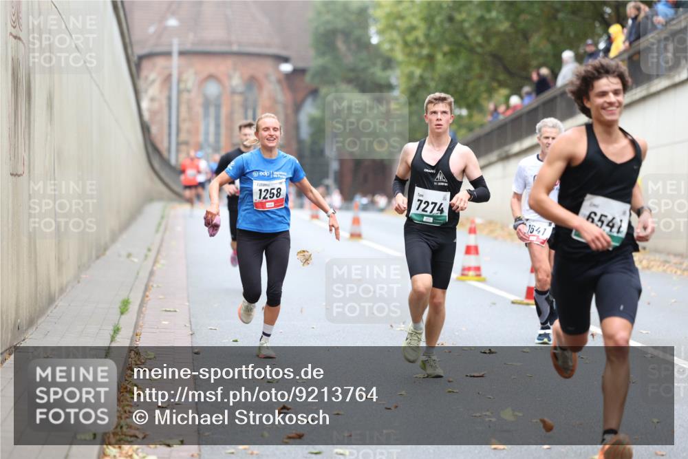 05.10.2025 - 20. swb-Marathon Bremen Michael Strokosch http://msf.ph/oto/9213764 05.10.2025 12:29:16 Laufen 1258, 7274, 1641, 6541 meine-sportfotos.de