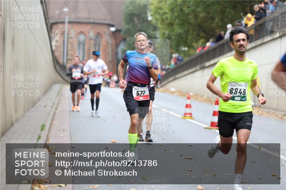 05.10.2025 - 20. swb-Marathon Bremen Michael Strokosch http://msf.ph/oto/9213786 05.10.2025 12:29:34 Laufen 5, 77, 8849 meine-sportfotos.de
