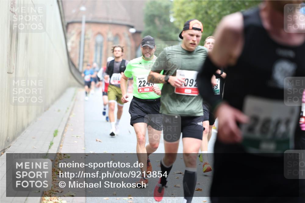 05.10.2025 - 20. swb-Marathon Bremen Michael Strokosch http://msf.ph/oto/9213854 05.10.2025 12:30:07 Laufen 8661, 224, 092, 19, 2613 meine-sportfotos.de