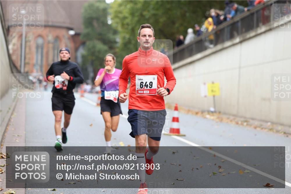 05.10.2025 - 20. swb-Marathon Bremen Michael Strokosch http://msf.ph/oto/9213903 05.10.2025 12:30:36 Laufen 1645, 649, 01628 meine-sportfotos.de