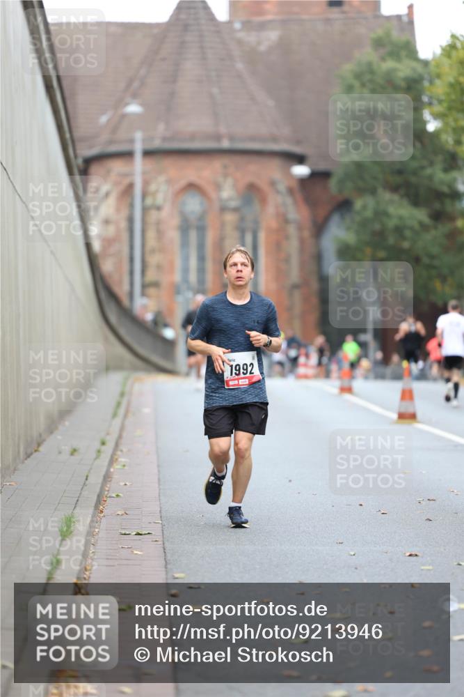 05.10.2025 - 20. swb-Marathon Bremen Michael Strokosch http://msf.ph/oto/9213946 05.10.2025 12:31:18 Laufen 1992 meine-sportfotos.de