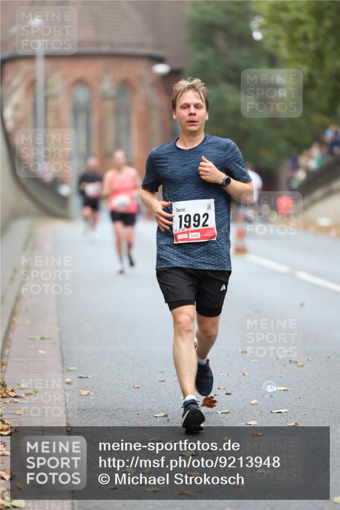 05.10.2025 - 20. swb-Marathon Bremen Michael Strokosch http://msf.ph/oto/9213948 05.10.2025 12:31:20 Laufen 1992, 00557 meine-sportfotos.de