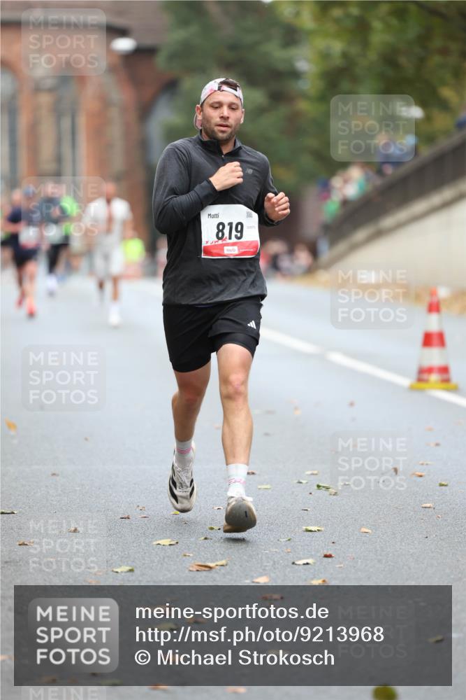 05.10.2025 - 20. swb-Marathon Bremen Michael Strokosch http://msf.ph/oto/9213968 05.10.2025 12:31:31 Laufen 8, 19, 00570 meine-sportfotos.de