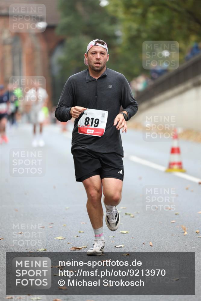 05.10.2025 - 20. swb-Marathon Bremen Michael Strokosch http://msf.ph/oto/9213970 05.10.2025 12:31:31 Laufen 8, 19, 00570 meine-sportfotos.de