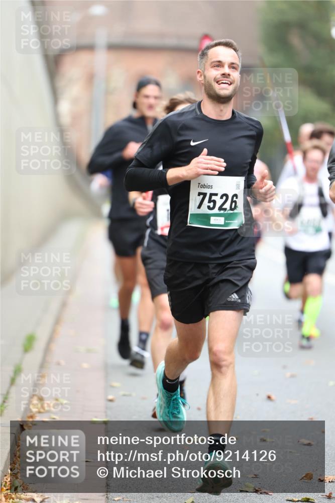05.10.2025 - 20. swb-Marathon Bremen Michael Strokosch http://msf.ph/oto/9214126 05.10.2025 12:32:45 Laufen 7526 meine-sportfotos.de