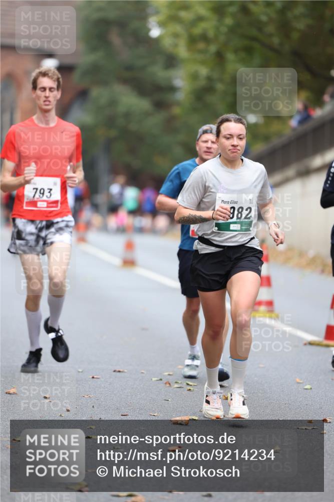 05.10.2025 - 20. swb-Marathon Bremen Michael Strokosch http://msf.ph/oto/9214234 05.10.2025 12:33:24 Laufen 793, 982 meine-sportfotos.de