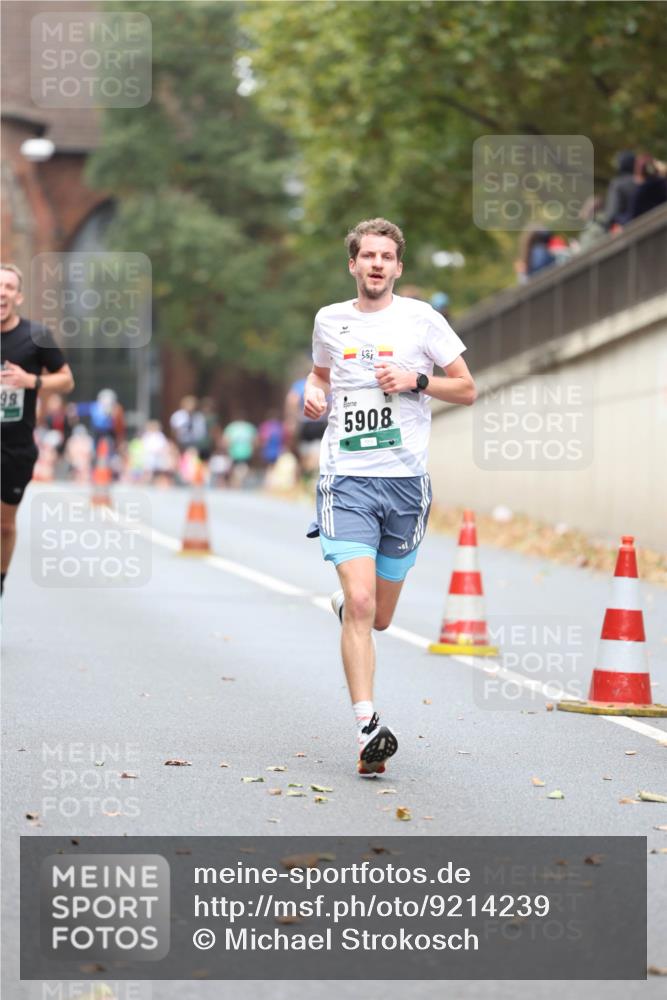 05.10.2025 - 20. swb-Marathon Bremen Michael Strokosch http://msf.ph/oto/9214239 05.10.2025 12:33:29 Laufen 99, 5908, 44 meine-sportfotos.de