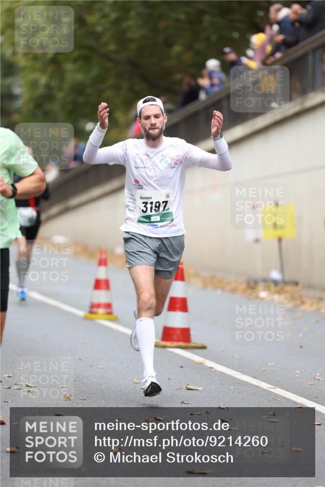 05.10.2025 - 20. swb-Marathon Bremen Michael Strokosch http://msf.ph/oto/9214260 05.10.2025 12:33:49 Laufen 3197 meine-sportfotos.de