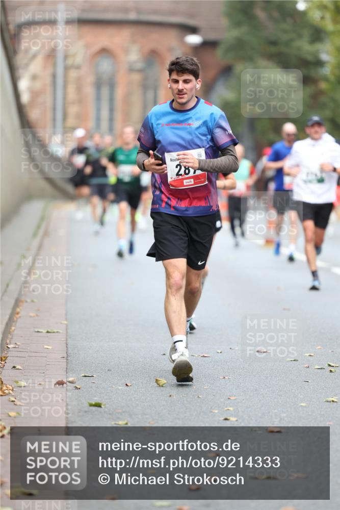 05.10.2025 - 20. swb-Marathon Bremen Michael Strokosch http://msf.ph/oto/9214333 05.10.2025 12:34:33 Laufen 13, 024, 287 meine-sportfotos.de