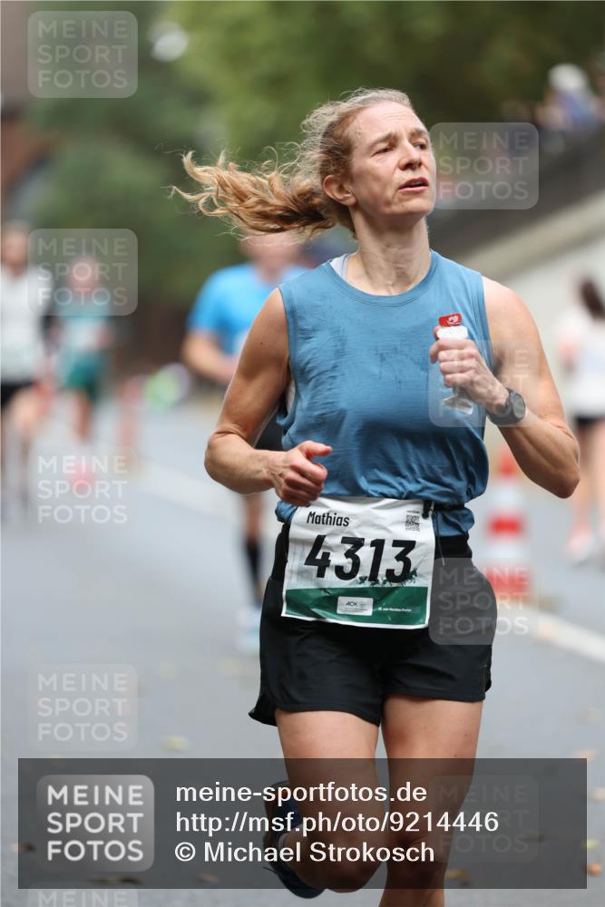 05.10.2025 - 20. swb-Marathon Bremen Michael Strokosch http://msf.ph/oto/9214446 05.10.2025 12:35:57 Laufen 4313, 5 meine-sportfotos.de