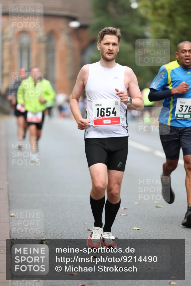 05.10.2025 - 20. swb-Marathon Bremen Michael Strokosch http://msf.ph/oto/9214490 05.10.2025 12:36:20 Laufen 1654, 376 meine-sportfotos.de