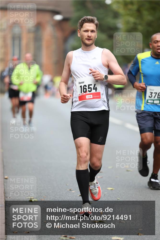05.10.2025 - 20. swb-Marathon Bremen Michael Strokosch http://msf.ph/oto/9214491 05.10.2025 12:36:20 Laufen 1654, 376 meine-sportfotos.de
