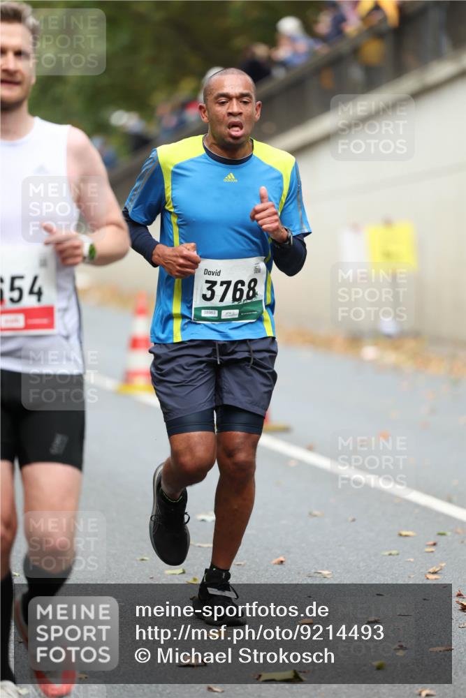 05.10.2025 - 20. swb-Marathon Bremen Michael Strokosch http://msf.ph/oto/9214493 05.10.2025 12:36:21 Laufen 54, 3768 meine-sportfotos.de