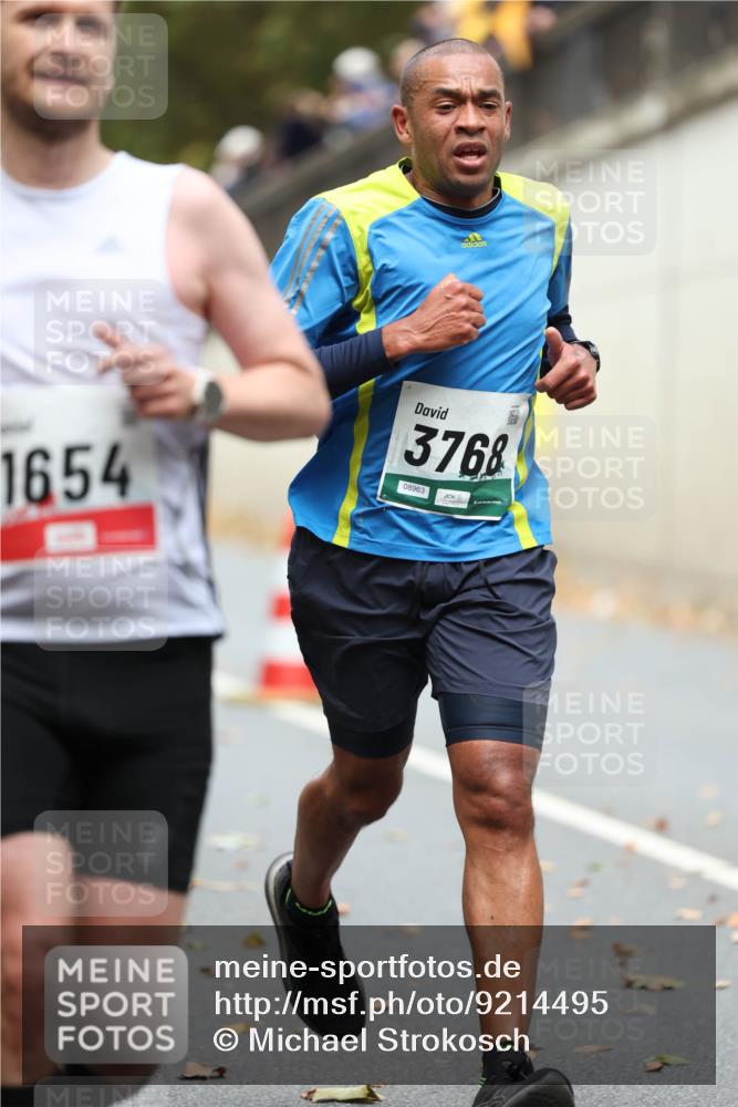 05.10.2025 - 20. swb-Marathon Bremen Michael Strokosch http://msf.ph/oto/9214495 05.10.2025 12:36:21 Laufen 1654, 3768, 08963 meine-sportfotos.de