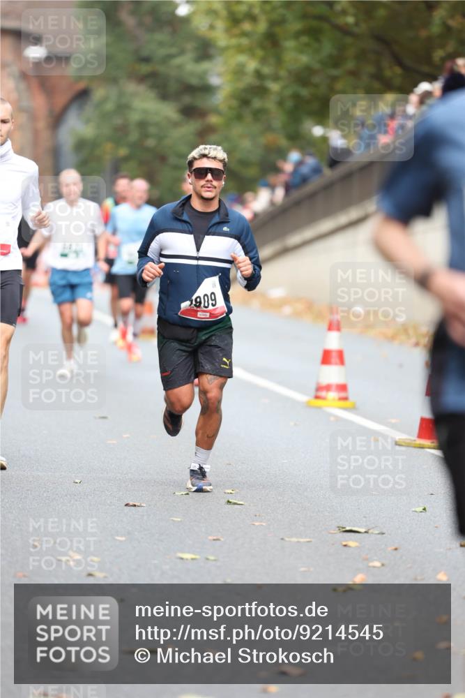 05.10.2025 - 20. swb-Marathon Bremen Michael Strokosch http://msf.ph/oto/9214545 05.10.2025 12:36:51 Laufen 1989 meine-sportfotos.de