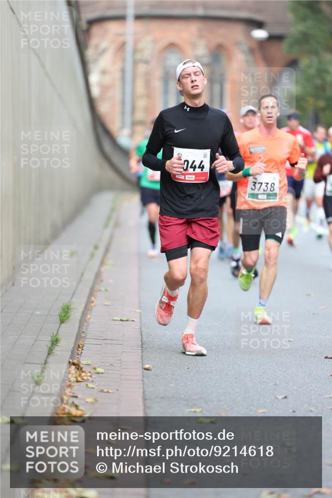 05.10.2025 - 20. swb-Marathon Bremen Michael Strokosch http://msf.ph/oto/9214618 05.10.2025 12:37:36 Laufen 044, 00919, 3738 meine-sportfotos.de