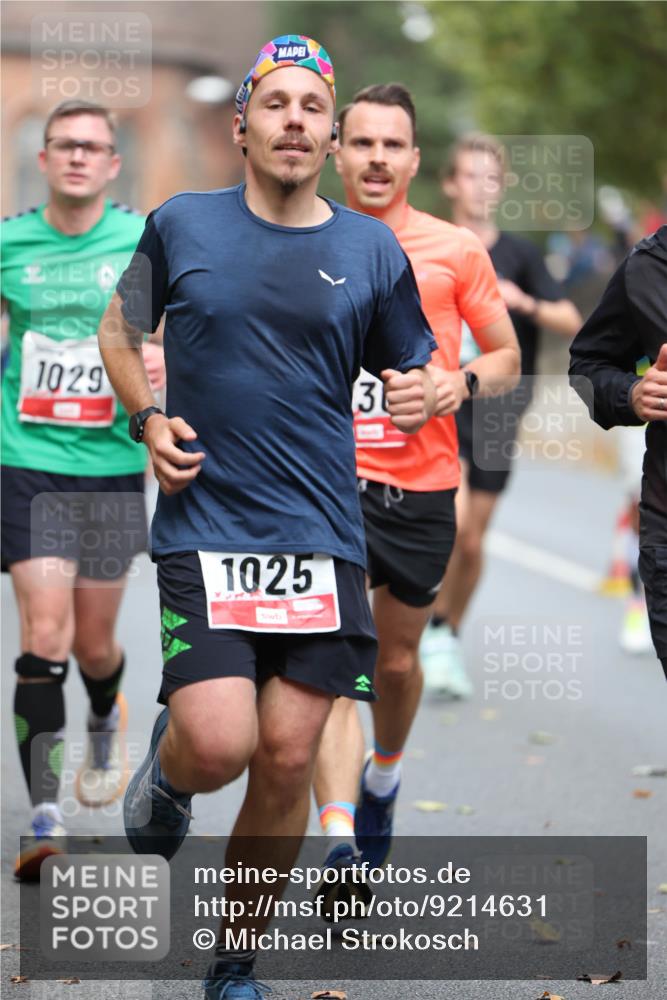 05.10.2025 - 20. swb-Marathon Bremen Michael Strokosch http://msf.ph/oto/9214631 05.10.2025 12:37:43 Laufen 1029, 1025, 3 meine-sportfotos.de