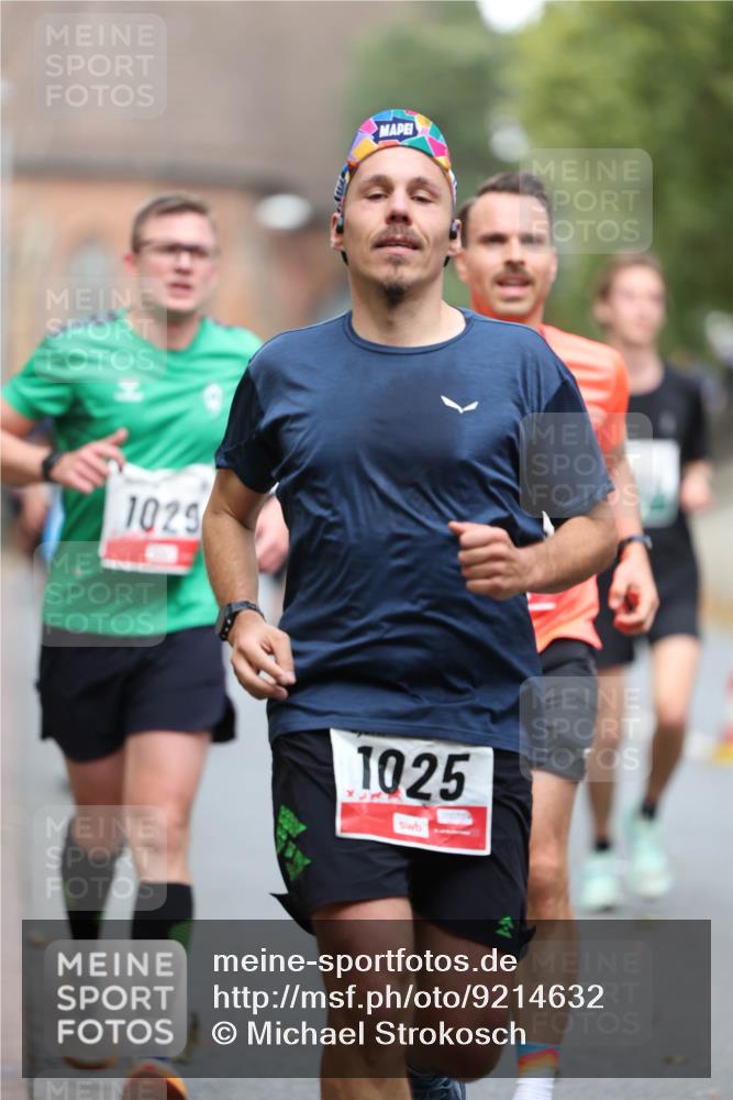 05.10.2025 - 20. swb-Marathon Bremen Michael Strokosch http://msf.ph/oto/9214632 05.10.2025 12:37:43 Laufen 1029, 1025, 00070 meine-sportfotos.de