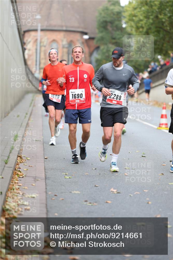 05.10.2025 - 20. swb-Marathon Bremen Michael Strokosch http://msf.ph/oto/9214661 05.10.2025 12:38:01 Laufen 23, 1689, 1690, 2288 meine-sportfotos.de
