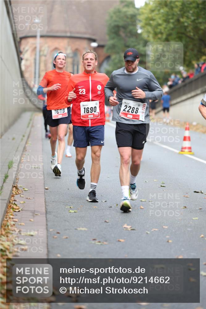 05.10.2025 - 20. swb-Marathon Bremen Michael Strokosch http://msf.ph/oto/9214662 05.10.2025 12:38:01 Laufen 1689, 23, 1690, 2288 meine-sportfotos.de