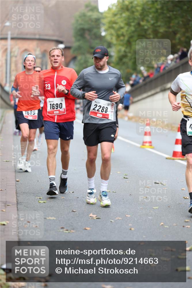 05.10.2025 - 20. swb-Marathon Bremen Michael Strokosch http://msf.ph/oto/9214663 05.10.2025 12:38:01 Laufen 23, 1689, 1690, 2288 meine-sportfotos.de