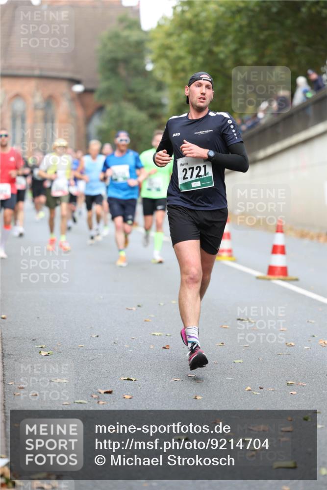 05.10.2025 - 20. swb-Marathon Bremen Michael Strokosch http://msf.ph/oto/9214704 05.10.2025 12:38:24 Laufen 2721 meine-sportfotos.de