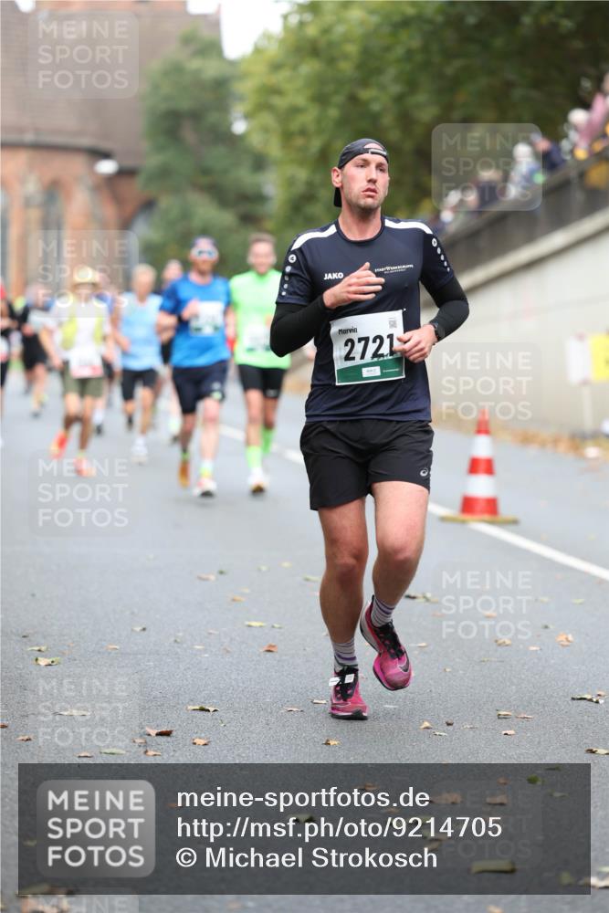 05.10.2025 - 20. swb-Marathon Bremen Michael Strokosch http://msf.ph/oto/9214705 05.10.2025 12:38:24 Laufen 2721 meine-sportfotos.de