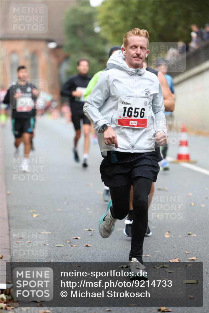 05.10.2025 - 20. swb-Marathon Bremen Michael Strokosch http://msf.ph/oto/9214733 05.10.2025 12:38:38 Laufen 01148, 1656 meine-sportfotos.de