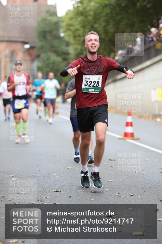 05.10.2025 - 20. swb-Marathon Bremen Michael Strokosch http://msf.ph/oto/9214747 05.10.2025 12:38:49 Laufen 3228 meine-sportfotos.de
