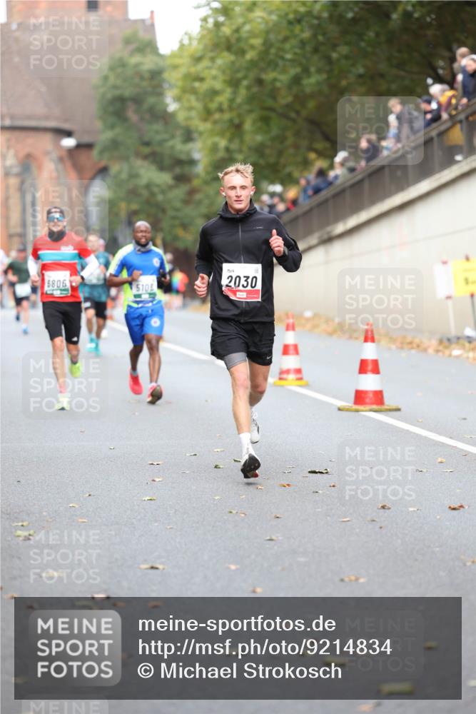 05.10.2025 - 20. swb-Marathon Bremen Michael Strokosch http://msf.ph/oto/9214834 05.10.2025 12:39:40 Laufen 6806, 510, 2030 meine-sportfotos.de