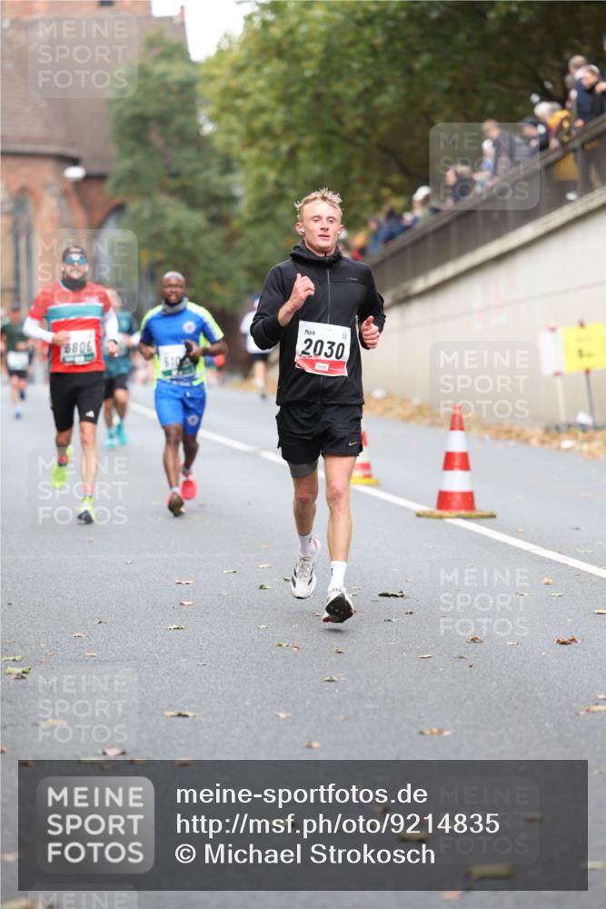 05.10.2025 - 20. swb-Marathon Bremen Michael Strokosch http://msf.ph/oto/9214835 05.10.2025 12:39:40 Laufen 8806, 2030 meine-sportfotos.de