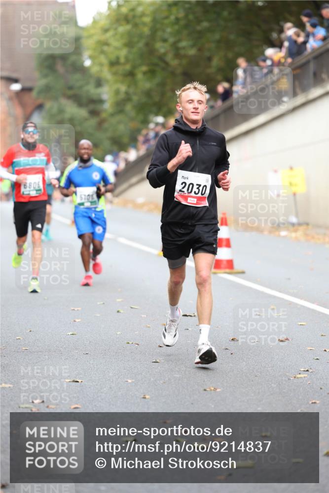 05.10.2025 - 20. swb-Marathon Bremen Michael Strokosch http://msf.ph/oto/9214837 05.10.2025 12:39:41 Laufen 8806, 2030 meine-sportfotos.de