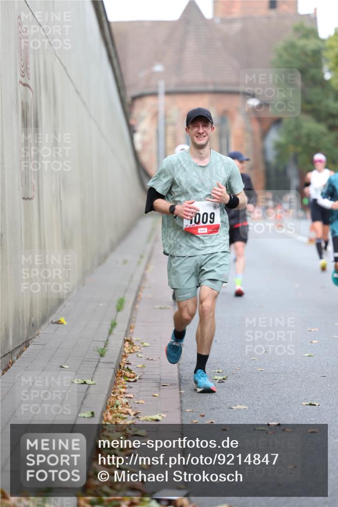 05.10.2025 - 20. swb-Marathon Bremen Michael Strokosch http://msf.ph/oto/9214847 05.10.2025 12:39:45 Laufen 009 meine-sportfotos.de