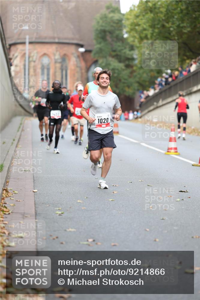 05.10.2025 - 20. swb-Marathon Bremen Michael Strokosch http://msf.ph/oto/9214866 05.10.2025 12:39:58 Laufen 1020 meine-sportfotos.de